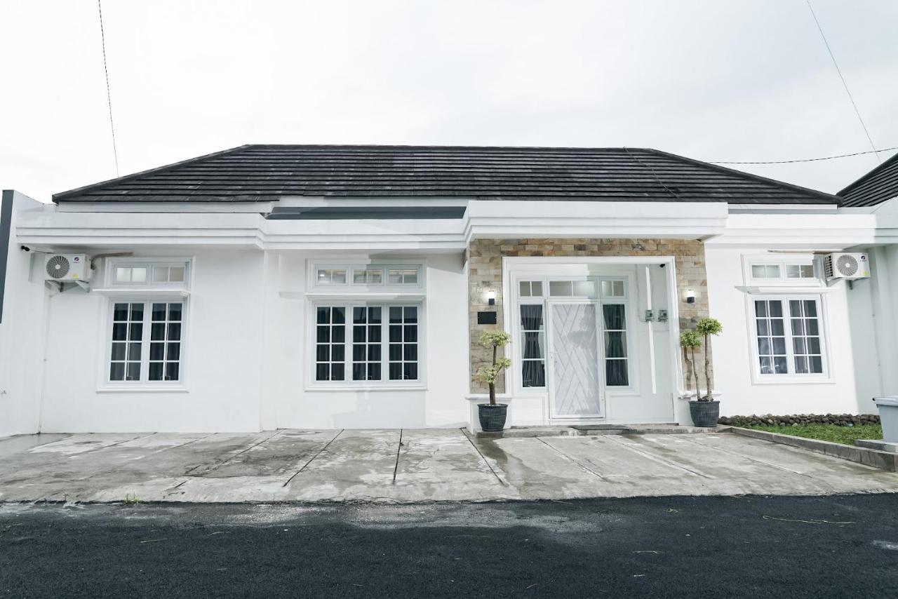 Pilla Villa Purwokerto Exterior foto